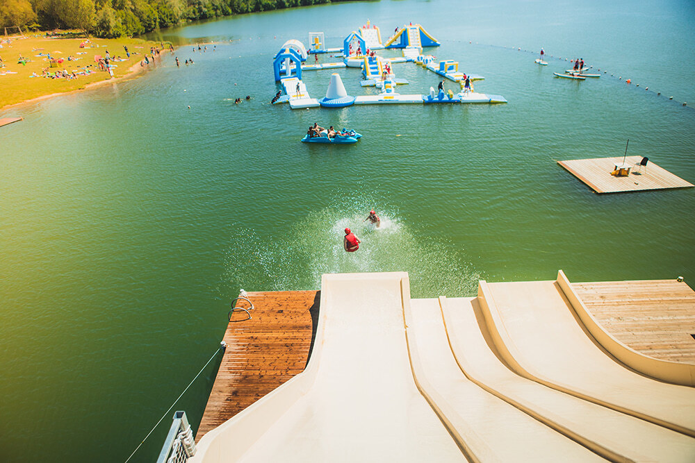 base de loisirs de wam park fontainebleau, en île de france, où on peut faire du waterjump, de l'aquaparc, du pédalo, du canoë ou simplement de se baigner